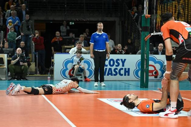 Berlin, Deutschland 06. Dezember 2023: DVV Pokal - 1 2 Finale - 2023 2024 - Berlin Recycling Volleys vs. SVG Lüneburg Im Bild: Zwei Berliner am Boden: li. Satoshi Tsuiki (BR Volleys), re.: Timothee Carle (BR Volleys) Copyright: xFotostandx xReuhlx