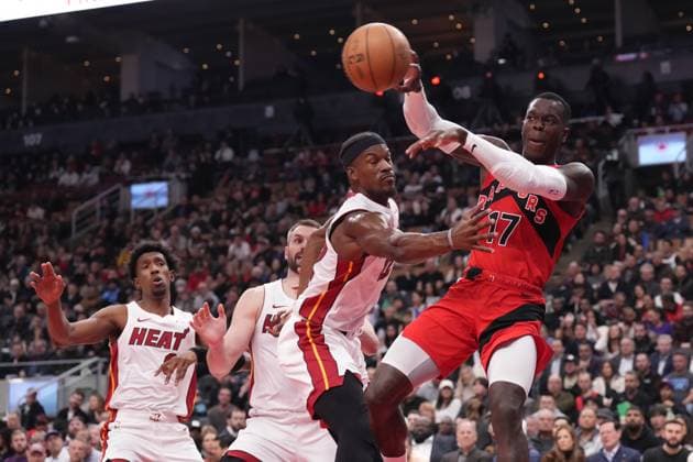 Sport Themen der Woche KW49 Sport Bilder des Tages December 6, 2023, Toronto, ON, CAN: Toronto Raptors Dennis Schroder passes around Miami Heat s Jimmy Butler during first half NBA, Basketball Herren, USA basketball action in Toronto on Wednesday, December 6, 2023. Dennis Schroder; Jimmy Butler  - ZUMAc35_ 20231206_zaf_c35_105 Copyright: xChrisxYoungx