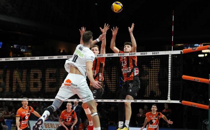 Yann Böhme im Angriff, Timo Tammemaa, Ruben Schott Zweikampf Spielszene Aktion Volleyball DVV Pokal Halbfinale Herren Saison 2023 2024 06.12.2023 BR Volleys Berlin BRV vs. SVG Lüneburg