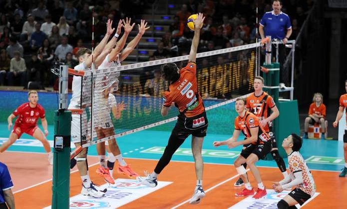 Johannes Tille im Angriff Volleyball DVV Pokal Halbfinale Herren Saison 2023 2024 06.12.2023 BR Volleys Berlin BRV vs. SVG Lüneburg