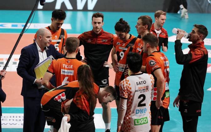 Trainer Joel Banks redet zur Mannschaft Time Out Auszeit Volleyball DVV Pokal Halbfinale Herren Saison 2023 2024 06.12.2023 BR Volleys Berlin BRV vs. SVG Lüneburg
