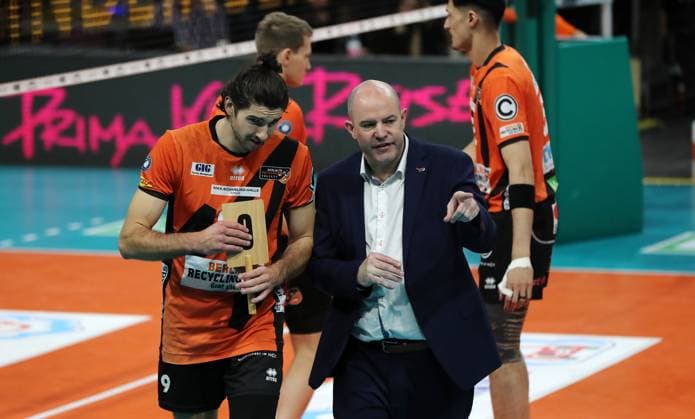 Trainer Joel Banks redet mit Timothee Carle Aktion Oberkörper Volleyball DVV Pokal Halbfinale Herren Saison 2023 2024 06.12.2023 BR Volleys Berlin BRV vs. SVG Lüneburg