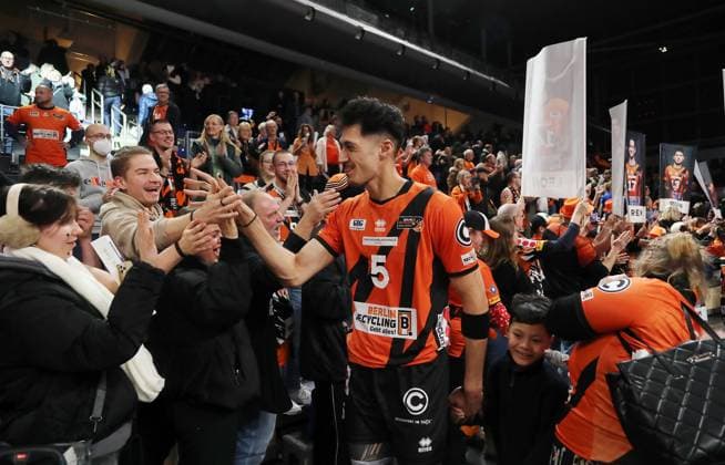 Nehemiah Mote, BR Volleys Mannschaft feiert Einzug ins Finale mit den Fans Freude Emotion Jubel nach Spielende Volleyball DVV Pokal Halbfinale Herren Saison 2023 2024 06.12.2023 BR Volleys Berlin BRV vs. SVG Lüneburg