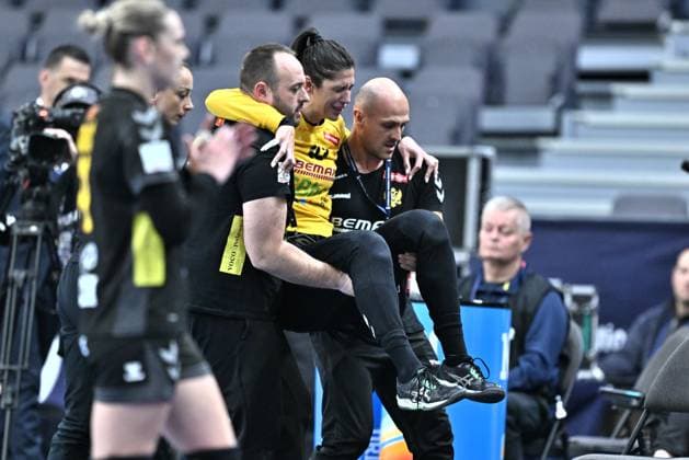 Sport Themen der Woche KW49 Sport Bilder des Tages GÖTEBORG, SVERIGE 20231207 Motenegros malvakt Marta Batinovic skadas under torsdagens match i handbolls-VM mellan Montenegro och Kroatien i Scandinavium. GÖTEBORG SVERIGE x9200x *** GÖTEBORG, SWEDEN 20231207 Montenegros goalkeeper Marta Batinovic is injured during Thursdays World Handball Championship match between Montenegro and Croatia in Scandinavium GÖTEBORG, SWEDEN x9200x  Copyright: xBjörnxLarssonxRosvall TTx HANDBOLLS-VM 2023 MONTENEGRO-KROATIEN