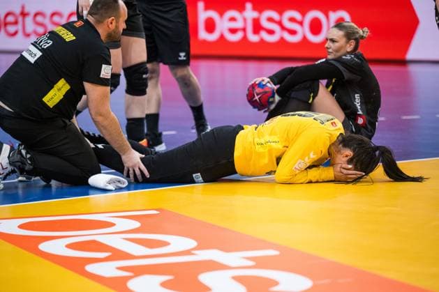 231207 Goalkeeper Marta Batinovic of Montenegro in pain during the IHF Women?s World Championship, WM, Weltmeisterschaft handball match between Montenegro and Croatia on December 7, 2023 in Gothenburg. Photo: Mathias Bergeld BILDBYRAN kod MB MB0799 handball handboll handball handboll handball bbeng vm handball-vm handbolls-vm ihf handball world championship world handball championship 2023 world championship 2023 montenegro croatia 9 dam bbeng kvinner women Copyright: MATHIASxBERGELD BB231207MB017