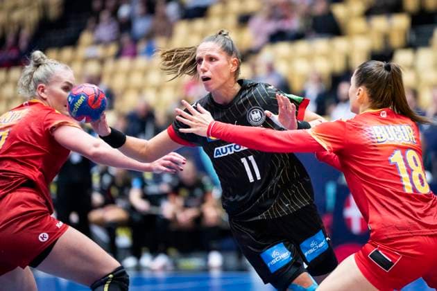 Sport Themen der Woche KW49 Sport Bilder des Tages Xenia Smits in action with Daria Bucur and Crina Pintea of Rumania during the IHF World Women s Handball Championship match between Germany and Romania in the main round group 3 in Herning Denmark Thursday Dec. 7, 2023.. , Herning Denmark Mors *** Xenia Smits in action with Daria Bucur and Crina Pintea of Rumania during the IHF World Women s Handball Championship match between Germany and Romania in the main round group 3 in Herning Denmark Thursday Dec 7, 2023 , Herning Denmark Mors  Copyright: BoxAmstrupx xRitzauxScanpix BoxAmstrupx COP15238 spdk20231207-184117-L