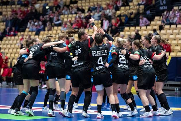 Sport Bilder des Tages The players of Germany celebrate after the IHF World Women s Handball Championship match between Germany and Romania in the main round group 3 at Jyske Bank Boxen in Herning Denmark Thursday Dec. 7, 2023.. , Herning Denmark Mors
