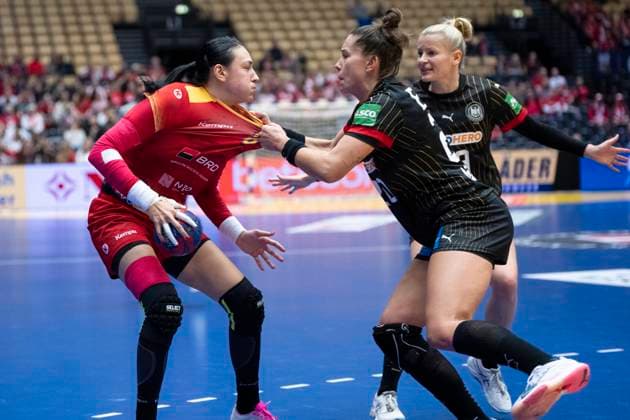 Cristina Neagu of Rumania in action with of Germany Emily Bölk and Annika Lott of Germany during the IHF World Women s Handball Championship match between Germany and Romania in the main round group 3 at Jyske Bank Boxen in Herning Denmark Thursday Dec. 7, 2023.. , Herning Denmark Mors