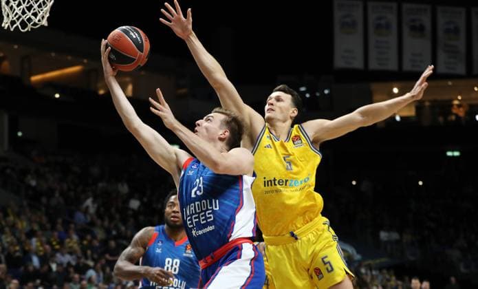 Sport Themen der Woche KW49 Sport Bilder des Tages Justus Hollatz, Yanni Wetzell Zweikampf Spielszene Aktion Basketball Euroleague EL Herren Saison 2023 2024 07.12.2023 ALBA Berlin vs. Anadolu Efes Istanbul *** Justus Hollatz, Yanni Wetzell duel Match scene Action Sport Basketball Euroleague EL Men Season 2023 2024 07 12 2023 ALBA Berlin vs Anadolu Efes Istanbul