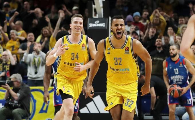 Sport Themen der Woche KW49 Sport Bilder des Tages Justin Bean, Johannes Thiemann jubelt Freude Emotion Jubel Basketball Euroleague EL Herren Saison 2023 2024 07.12.2023 ALBA Berlin vs. Anadolu Efes Istanbul *** Justin Bean, Johannes Thiemann cheers joy emotion jubilation Sport Basketball Euroleague EL Men Season 2023 2024 07 12 2023 ALBA Berlin vs Anadolu Efes Istanbul