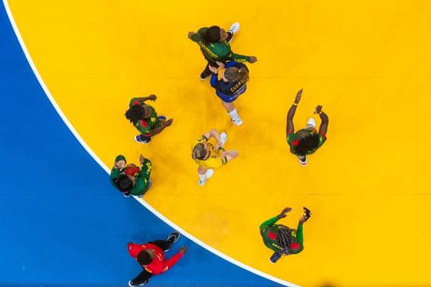 231207 Players of Cameroon and Nathalie Hagman with Anna Lagerquist of Sweden recognize the audience after the IHF Women?s World Championship, WM, Weltmeisterschaft handball match between Sweden and Cameroon on December 7, 2023 in Gothenburg. Photo: Mathias Bergeld BILDBYRAN kod MB MB0801 handball handboll handball bbeng vm handball-vm handbolls-vm ihf handball world championship world handball championship 2023 world championship 2023 sverige sweden cameroon day 9 dam kvinner women Copyright: MATHIASxBERGELD BB231207MB193