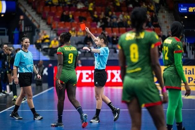231207 Referees Bruna Correa Renata Correa give a red card to Chantal Voulania of Cameroon and during the IHF Women?s World Championship, WM, Weltmeisterschaft handball match between Sweden and Cameroon on December 7, 2023 in Gothenburg. Photo: Mathias Bergeld BILDBYRAN kod MB MB0801 handball handboll handball bbeng vm handball-vm handbolls-vm ihf handball world championship world handball championship 2023 world championship 2023 sverige sweden cameroon day 9 dam kvinner women Copyright: MATHIASxBERGELD BB231207MB212