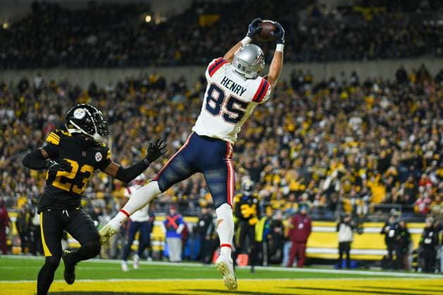 December 7, 2023, Pittsburgh, Pennsylvania, USA: December 7th, 2023 New England Patriots tight end Hunter Henry (85) jumps to catch a touchdown pass during New England Patriots vs. Pittsburgh Steelers in Pittsburgh, PA. Jake Mysliwczyk AMG Media Pittsburgh USA - ZUMAb241 20231207_zsa_b241_017 Copyright: xJakexMysliwczykx xAmgxMediax