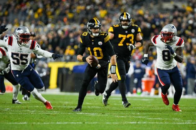 December 7, 2023, Pittsburgh, Pennsylvania, USA: December 7th, 2023 Pittsburgh Steelers quarterback Mitch Trubisky (10) running downfield with the ball during New England Patriots vs. Pittsburgh Steelers in Pittsburgh, PA. Jake Mysliwczyk AMG Media Pittsburgh USA - ZUMAb241 20231207_zsa_b241_055 Copyright: xJakexMysliwczykx xAmgxMediax