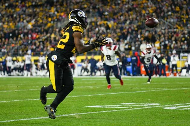 December 7, 2023, Pittsburgh, Pennsylvania, USA: December 7th, 2023 Pittsburgh Steelers running back Najee Harris (22) attempting a catch during New England Patriots vs. Pittsburgh Steelers in Pittsburgh, PA. Jake Mysliwczyk AMG Media Pittsburgh USA - ZUMAb241 20231207_zsa_b241_056 Copyright: xJakexMysliwczykx xAmgxMediax