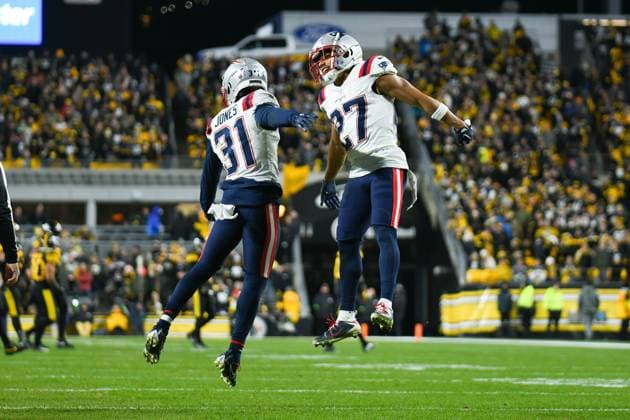 December 7, 2023, Pittsburgh, Pennsylvania, USA: December 7th, 2023 New England Patriots cornerback Jonathan Jones (31) and New England Patriots cornerback Myles Bryant (27) celebrate during New England Patriots vs. Pittsburgh Steelers in Pittsburgh, PA. Jake Mysliwczyk AMG Media Pittsburgh USA - ZUMAb241 20231207_zsa_b241_058 Copyright: xJakexMysliwczykx xAmgxMediax