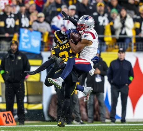 December 7, 2023, Hookstown, Pennsylvania, USA: New England Patriots wide receiver JUJU SMITH-SCHUSTER (7) hauls in a deep pass over Pittsburgh Steelers safety DAMONTAE KAZEE (23) during the NFL, American Football Herren, USA football game between the Pittsburgh Steelers and the New England Patriots in Pittsburgh, Pennsylvania. Hookstown USA - ZUMAg257 20231207_zsp_g257_004 Copyright: xBrentxGudenschwagerx
