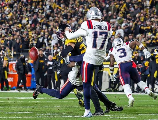 December 7, 2023, Hookstown, Pennsylvania, USA: Pittsburgh Steelers safety MILES KILLEBREW (28) blocks a punt by New England Patriots punter BRYCE BARINGER (17) during the NFL, American Football Herren, USA football game between the Pittsburgh Steelers and the New England Patriots in Pittsburgh, Pennsylvania. Hookstown USA - ZUMAg257 20231207_zsp_g257_005 Copyright: xBrentxGudenschwagerx