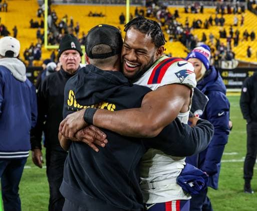 December 8, 2023, Hookstown, Pennsylvania, USA: New England Patriots wide receiver JUJU SMITH-SCHUSTER (7) reunites with former teammates and staff after the NFL, American Football Herren, USA football game between the Pittsburgh Steelers and the New England Patriots in Pittsburgh, Pennsylvania. Hookstown USA - ZUMAg257 20231208_zsp_g257_001 Copyright: xBrentxGudenschwagerx