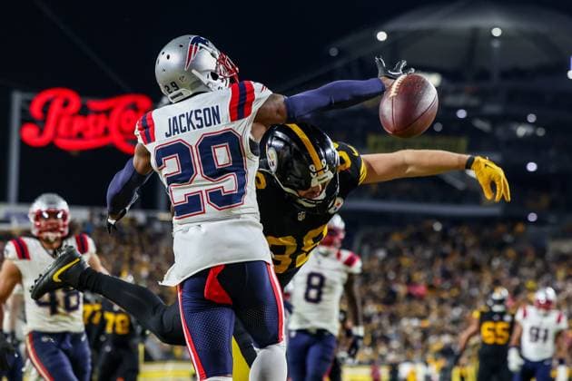 December 7, 2023, Hookstown, Pennsylvania, USA: New England Patriots cornerback J.C. JACKSON (29) is called for pass interference while covering Pittsburgh Steelers tight end PAT FREIERMUTH (88) during the NFL, American Football Herren, USA football game between the Pittsburgh Steelers and the New England Patriots in Pittsburgh, Pennsylvania. Hookstown USA - ZUMAg257 20231207_zsp_g257_010 Copyright: xBrentxGudenschwagerx