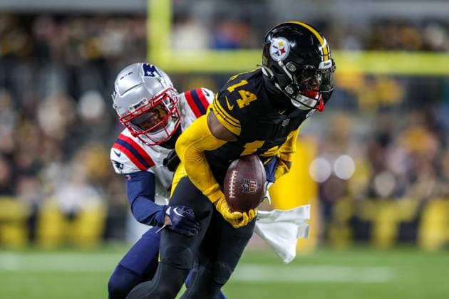 December 7, 2023, Hookstown, Pennsylvania, USA: Pittsburgh Steelers wide receiver GEORGE PICKENS (14) attempts to break away from New England Patriots defensive back JONATHAN JONES (31) during the NFL, American Football Herren, USA football game between the Pittsburgh Steelers and the New England Patriots in Pittsburgh, Pennsylvania. Hookstown USA - ZUMAg257 20231207_zsp_g257_017 Copyright: xBrentxGudenschwagerx