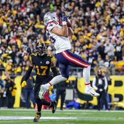 December 7, 2023, Hookstown, Pennsylvania, USA: New England Patriots tight end HUNTER HENRY (85) hauls in a pass during the NFL, American Football Herren, USA football game between the Pittsburgh Steelers and the New England Patriots in Pittsburgh, Pennsylvania. Hookstown USA - ZUMAg257 20231207_zsp_g257_018 Copyright: xBrentxGudenschwagerx