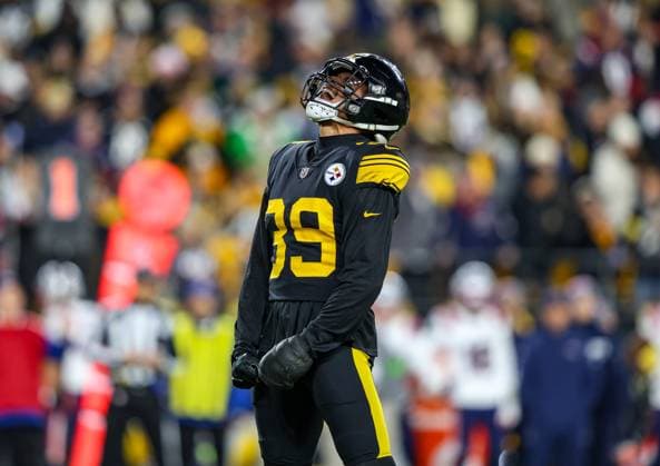 December 7, 2023, Hookstown, Pennsylvania, USA: Pittsburgh Steelers safety MINKAH FITZPATRICK (39) celebrates after a defensive stop during the NFL, American Football Herren, USA football game between the Pittsburgh Steelers and the New England Patriots in Pittsburgh, Pennsylvania. Hookstown USA - ZUMAg257 20231207_zsp_g257_024 Copyright: xBrentxGudenschwagerx
