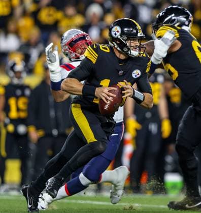 December 7, 2023, Hookstown, Pennsylvania, USA: Pittsburgh Steelers quarterback MITCH TRUBISKY (10) looks downfield while moving up in the pocket during the NFL, American Football Herren, USA football game between the Pittsburgh Steelers and the New England Patriots in Pittsburgh, Pennsylvania. Hookstown USA - ZUMAg257 20231207_zsp_g257_022 Copyright: xBrentxGudenschwagerx