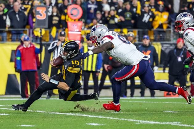 December 7, 2023, Hookstown, Pennsylvania, USA: Pittsburgh Steelers quarterback MITCH TRUBISKY (10) slides after a run as New England Patriots linebacker JA WHAUN BENTLEY (8) closes in during the NFL, American Football Herren, USA football game between the Pittsburgh Steelers and the New England Patriots in Pittsburgh, Pennsylvania. Hookstown USA - ZUMAg257 20231207_zsp_g257_040 Copyright: xBrentxGudenschwagerx