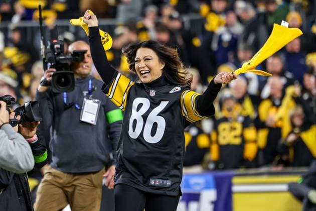 December 7, 2023, Hookstown, Pennsylvania, USA: Actress MING-NA WEN waves terrible towels before the NFL, American Football Herren, USA football game between the Pittsburgh Steelers and the New England Patriots in Pittsburgh, Pennsylvania. Hookstown USA - ZUMAg257 20231207_zsp_g257_041 Copyright: xBrentxGudenschwagerx