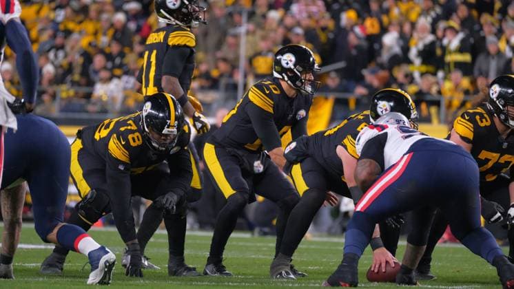 DEC 07, 2023: Mitch Trubisky 10 during the Pittsburgh Steelers vs New England Patriots game in Pittsburgh, PA. CSM Pittsburgh USA - ZUMAcp5_ 20231207_faf_cp5_038 Copyright: xJasonxPohuskix