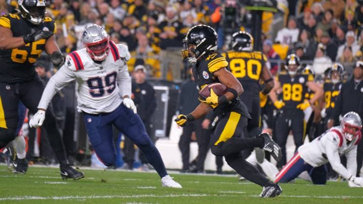 DEC 07, 2023: Calvin Austin III 19 during the Pittsburgh Steelers vs New England Patriots game in Pittsburgh, PA. CSM Pittsburgh USA - ZUMAcp5_ 20231207_faf_cp5_097 Copyright: xJasonxPohuskix
