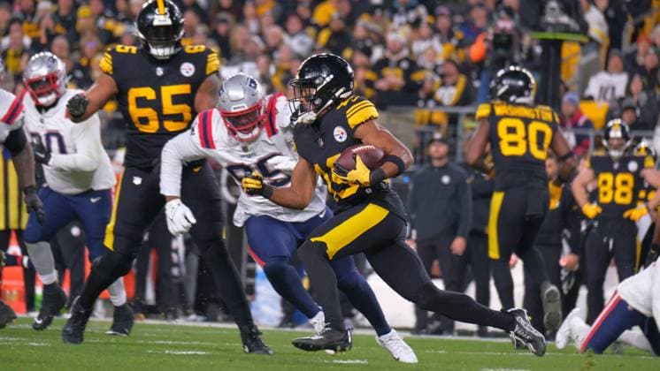 DEC 07, 2023: Calvin Austin III 19 during the Pittsburgh Steelers vs New England Patriots game in Pittsburgh, PA. CSM Pittsburgh USA - ZUMAcp5_ 20231207_faf_cp5_103 Copyright: xJasonxPohuskix