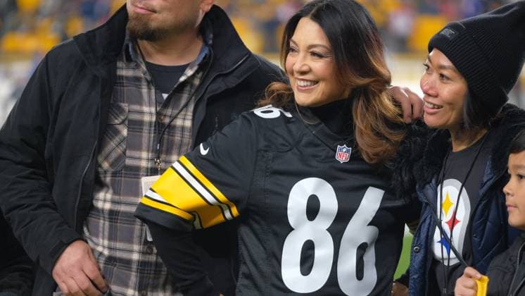 DEC 07, 2023: American Actress Ming-Na Wen during the Pittsburgh Steelers vs New England Patriots game in Pittsburgh, PA. CSM Pittsburgh USA - ZUMAcp5_ 20231207_faf_cp5_172 Copyright: xJasonxPohuskix