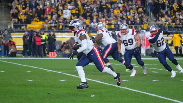 DEC 07, 2023: Ezekiel Elliott 15 during the Pittsburgh Steelers vs New England Patriots game in Pittsburgh, PA. CSM Pittsburgh USA - ZUMAcp5_ 20231207_faf_cp5_249 Copyright: xJasonxPohuskix