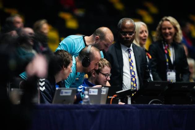 Handball, Frauen WM, ?sterreich - Angola Handball-VM kvinner Norge 2023: osterrike - Angola Trondheim 20231208. Dommerne sjekker VAR under VM-kampen i hovedrunden mellom osterrike og Angola i Trondheim Spektrum. Foto: Beate Oma Dahle NTB Trondheim Norge EDITORIAL USE ONLY. RESTRICTED USE FOR BETTING COMPANIES Ref:_SPOJJIjh0iv318.jpg  Copyright: xBeatexOmaxDahlex xNTBx