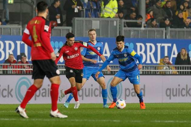08.12.2023, xavx, Fussball 2.Bundesliga, SV Wehen Wiesbaden - Eintracht Braunschweig emspor, v.l. John Iredale (SV Wehen Wiesbaden), Jannis Nikolaou (Eintracht Braunschweig) (DFL DFB REGULATIONS PROHIBIT ANY USE OF PHOTOGRAPHS as IMAGE SEQUENCES and or QUASI-VIDEO) Wiesbaden