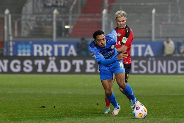 08.12.2023, xavx, Fussball 2.Bundesliga, SV Wehen Wiesbaden - Eintracht Braunschweig emspor, v.l. Anton Donkor (Eintracht Braunschweig), Thijmen Goppel (SV Wehen Wiesbaden) (DFL DFB REGULATIONS PROHIBIT ANY USE OF PHOTOGRAPHS as IMAGE SEQUENCES and or QUASI-VIDEO) Wiesbaden