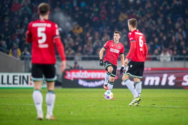 08.12.2023 - Fußball, 2023 2024, 2. Bundesliga, 16. Spieltag, Hannover 96 - Karlsruher SC: (L-R) Phil Neumann (Hannover), Enzo Leopold (Hannover), Fabian Kunze (Hannover) DFL REGULATIONS PROHIBIT ANY USE OF PHOTOGRAPHS AS IMAGE SEQUENCES AND OR QUASI-VIDEO. Hannover Niedersachsen Deutschland Heinz von Heiden Arena