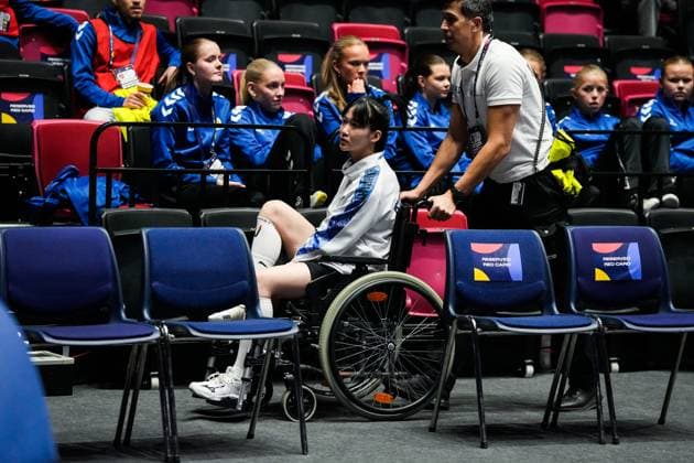 Handball, Frauen WM, S?dkorea - Frankreich Handball-VM kvinner Norge 2023: Sor-Korea - Frankrike Trondheim 20231208. Sor-Koreas Jeon Ji-yeon blir fort ut av hallen etter skade under oppvarming for VM-kampen i hovedrunden mellom Sor-Korea og Frankrike i Trondheim Spektrum. Foto: Beate Oma Dahle NTB Trondheim Norge EDITORIAL USE ONLY. RESTRICTED USE FOR BETTING COMPANIES Ref:_SPOo-iQ8QH98X0.jpg  Copyright: xBeatexOmaxDahlex xNTBx