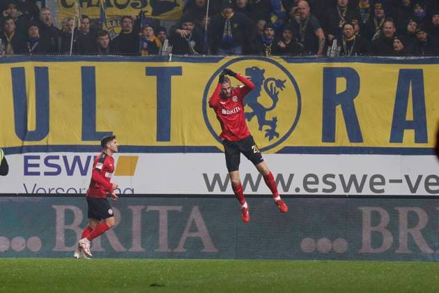 08.12.2023, xavx, Fussball 2.Bundesliga, SV Wehen Wiesbaden - Eintracht Braunschweig emspor, v.l. Aleksandar Vukotic (SV Wehen Wiesbaden) celebrate the goal, Der Torjubel zum 1:0 (DFL DFB REGULATIONS PROHIBIT ANY USE OF PHOTOGRAPHS as IMAGE SEQUENCES and or QUASI-VIDEO) Wiesbaden