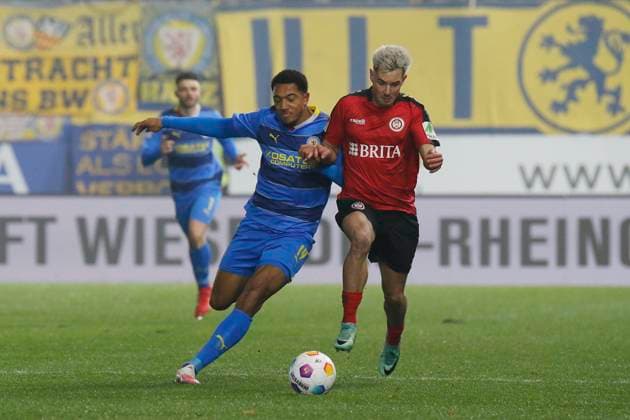 08.12.2023, xavx, Fussball 2.Bundesliga, SV Wehen Wiesbaden - Eintracht Braunschweig emspor, v.l. Anton Donkor (Eintracht Braunschweig), Thijmen Goppel (SV Wehen Wiesbaden) (DFL DFB REGULATIONS PROHIBIT ANY USE OF PHOTOGRAPHS as IMAGE SEQUENCES and or QUASI-VIDEO) Wiesbaden