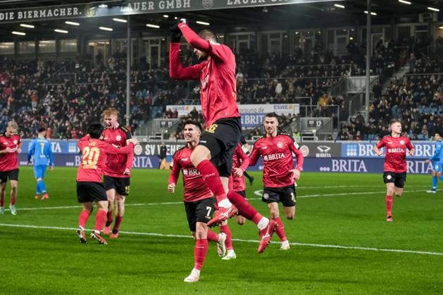 SV Wehen Wiesbaden freuen sich über das Tor zum 1:0, GER, SV Wehen Wiesbaden vs. Eintracht Braunschweig, Fussball, 2. Bundesliga, 16. Spieltag, Spielzeit 2023 2024, 08.12.2023 DFL REGULATIONS PROHIBIT ANY USE OF PHOTOGRAPHS AS IMAGE SEQUENCES AND OR QUASI-VIDEO GER, SV Wehen Wiesbaden vs. Eintracht Braunschweig, Fussball, 2. Bundesliga, 16. Spieltag, Spielzeit 2023 2024, 08.12.2023 Wiesbaden