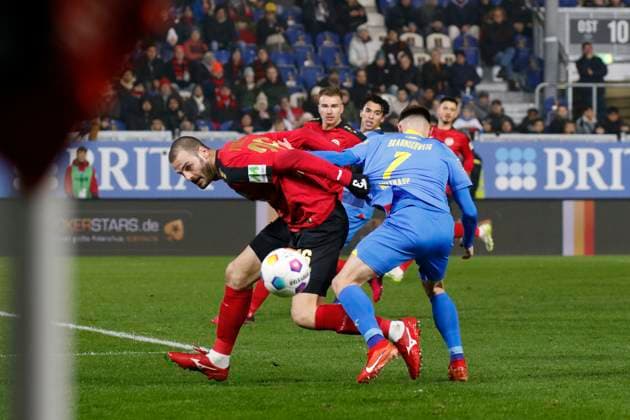 08.12.2023, xavx, Fussball 2.Bundesliga, SV Wehen Wiesbaden - Eintracht Braunschweig emspor, v.l. Aleksandar Vukotic (SV Wehen Wiesbaden), Maurice Multhaup (Eintracht Braunschweig) (DFL DFB REGULATIONS PROHIBIT ANY USE OF PHOTOGRAPHS as IMAGE SEQUENCES and or QUASI-VIDEO) Wiesbaden