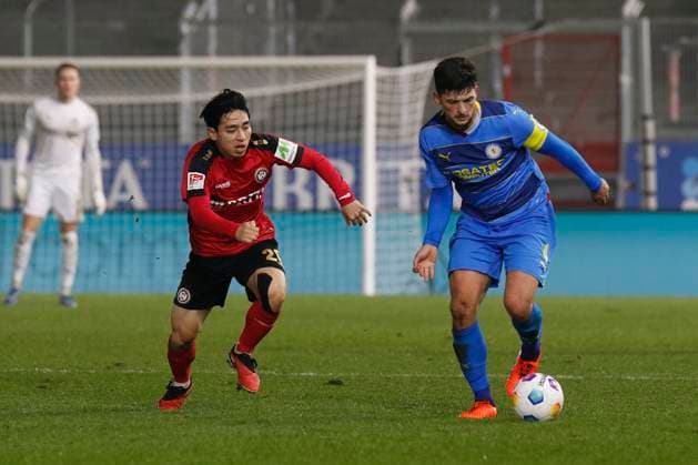 08.12.2023, xavx, Fussball 2.Bundesliga, SV Wehen Wiesbaden - Eintracht Braunschweig emspor, v.l. Hyun-ju Lee (SV Wehen Wiesbaden), Jannis Nikolaou (Eintracht Braunschweig) (DFL DFB REGULATIONS PROHIBIT ANY USE OF PHOTOGRAPHS as IMAGE SEQUENCES and or QUASI-VIDEO) Wiesbaden