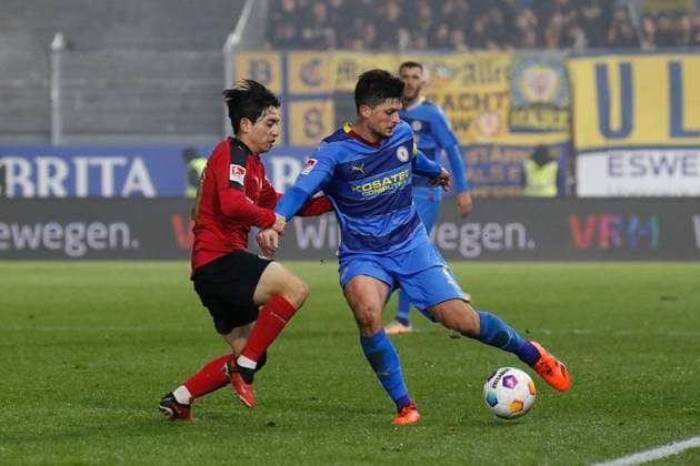 08.12.2023, xavx, Fussball 2.Bundesliga, SV Wehen Wiesbaden - Eintracht Braunschweig emspor, v.l. Hyun-ju Lee (SV Wehen Wiesbaden), Jannis Nikolaou (Eintracht Braunschweig) (DFL DFB REGULATIONS PROHIBIT ANY USE OF PHOTOGRAPHS as IMAGE SEQUENCES and or QUASI-VIDEO) Wiesbaden