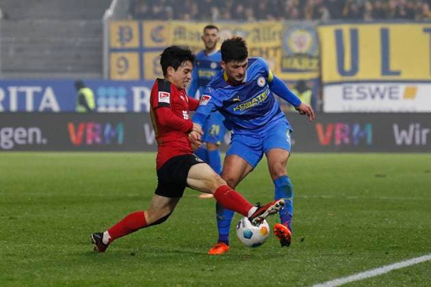 08.12.2023, xavx, Fussball 2.Bundesliga, SV Wehen Wiesbaden - Eintracht Braunschweig emspor, v.l. Hyun-ju Lee (SV Wehen Wiesbaden), Jannis Nikolaou (Eintracht Braunschweig) (DFL DFB REGULATIONS PROHIBIT ANY USE OF PHOTOGRAPHS as IMAGE SEQUENCES and or QUASI-VIDEO) Wiesbaden