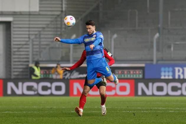 08.12.2023, xavx, Fussball 2.Bundesliga, SV Wehen Wiesbaden - Eintracht Braunschweig emspor, v.l. Ermin Bicakcic (Eintracht Braunschweig) (DFL DFB REGULATIONS PROHIBIT ANY USE OF PHOTOGRAPHS as IMAGE SEQUENCES and or QUASI-VIDEO) Wiesbaden