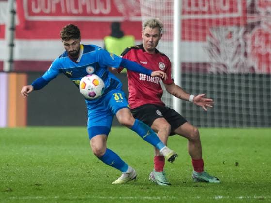 Fabio Kaufmann (Eintracht Braunschweig, 37) im Zweikampf mit Thijmen Goppel (SV Wehen Wiesbaden, 9), GER, SV Wehen Wiesbaden vs. Eintracht Braunschweig, Fussball, 2. Bundesliga, 16. Spieltag, Spielzeit 2023 2024, 08.12.2023 DFL REGULATIONS PROHIBIT ANY USE OF PHOTOGRAPHS AS IMAGE SEQUENCES AND OR QUASI-VIDEO GER, SV Wehen Wiesbaden vs. Eintracht Braunschweig, Fussball, 2. Bundesliga, 16. Spieltag, Spielzeit 2023 2024, 08.12.2023 Wiesbaden