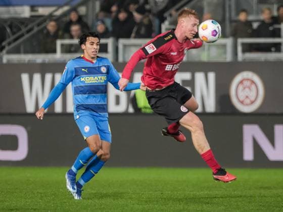 Johan Gomez (Eintracht Braunschweig, 44), Bjarke Jacobsen (SV Wehen Wiesbaden, 19), GER, SV Wehen Wiesbaden vs. Eintracht Braunschweig, Fussball, 2. Bundesliga, 16. Spieltag, Spielzeit 2023 2024, 08.12.2023 DFL REGULATIONS PROHIBIT ANY USE OF PHOTOGRAPHS AS IMAGE SEQUENCES AND OR QUASI-VIDEO GER, SV Wehen Wiesbaden vs. Eintracht Braunschweig, Fussball, 2. Bundesliga, 16. Spieltag, Spielzeit 2023 2024, 08.12.2023 Wiesbaden